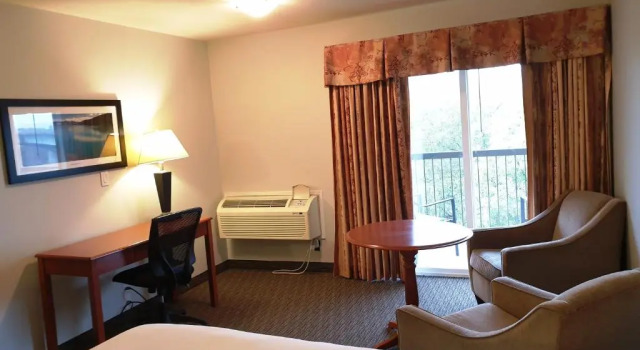 Четырёхместный номер Standard с балконом Riverland Inn & Suites