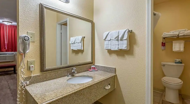Четырёхместный люкс Econo Lodge Inn & Suites Santa Rosa
