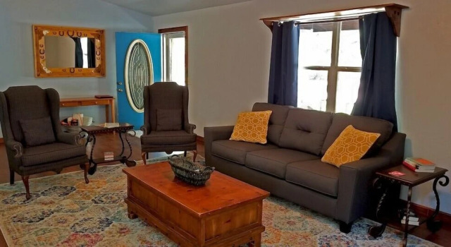Wild Blue Yonder Cabin With Extra Studio Room, Hot Tub, Fire Pit in the Back Yard by Redawning, Rezerwuj Hotel Hotele w Hochatown z parkingiem, Parking