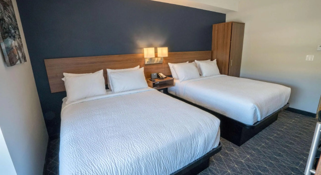 Четырёхместный номер Deluxe Park Inn by Radisson, Kelowna