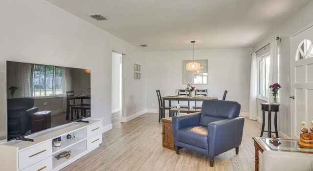 Beach-hop, Bike & Bbq! Clearwater Home w/ Yard, Book Feriehus Villaer i Florida, Villa