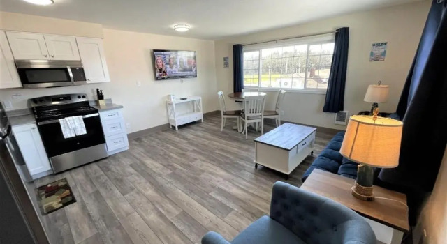 Двухместный люкс Coastal Inn and Suites