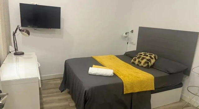 hostal plaza de el sol, Забронировать Хостел Мадрид Провинция Мадрид, рядом с Церковь Санта-Барбара монастыря Салесас-Реалес