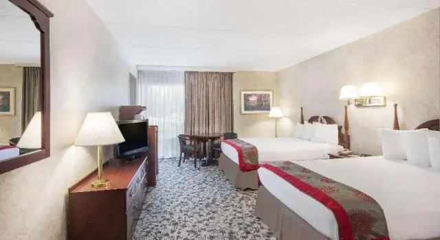 Двухместный номер Standard с балконом Ramada Plaza by Wyndham Portland