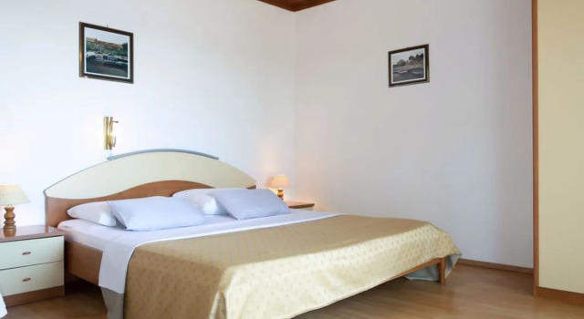 Ana (RAB165), Prenota Hotel Arbe 