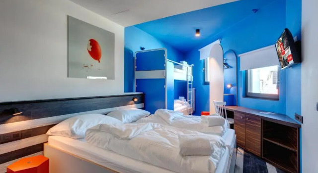 Кровать в общем номере MEININGER Hotel Bruxelles Gare du Midi