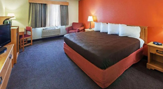 Люкс Superior с видом на город AmericInn by Wyndham Sturgeon Bay