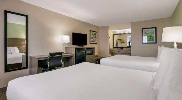 Четырёхместный номер Standard с балконом Best Western Milton Inn