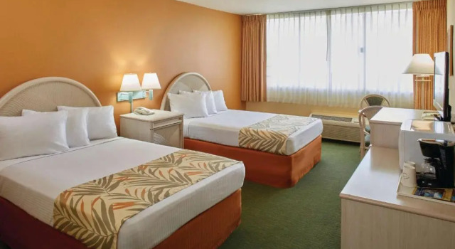 Четырёхместный номер Standard Airport Honolulu Hotel, Trademark Collection by Wyndham