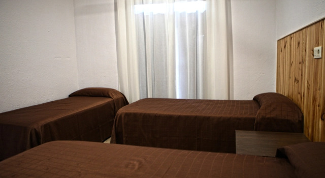 Четырёхместный номер Standard с балконом Hostal Miranda