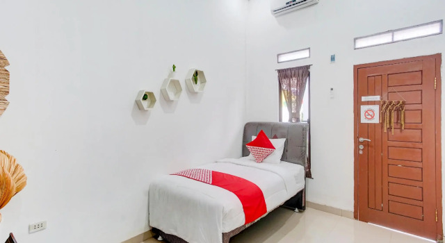 Одноместный номер Standard Oemah Ratu Hostel Syariah RedPartner
