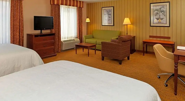 Четырёхместный люкс Hampton Inn & Suites - Coors Road