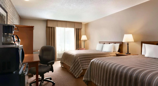 Четырёхместный номер Standard Travelodge by Wyndham Simcoe