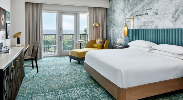 Двухместный номер Standard с балконом и с видом на бассейн Renaissance Shoals Resort & Spa