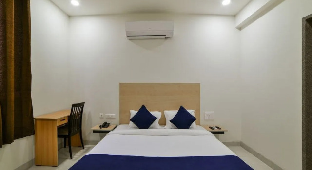 OYO 18833 SilverKey Babylon Whitefields