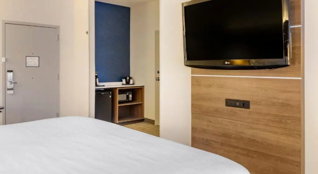 Люкс Holiday Inn Express Hotel & Suites Albuquerque Midtown by IHG