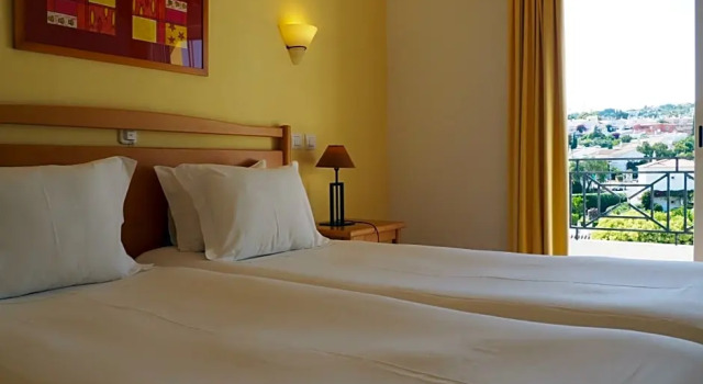 Номер Superior с балконом и с видом на бассейн Luz Bay Hotel