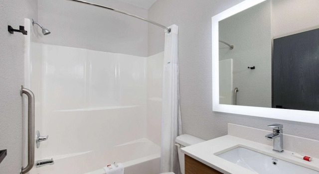 Люкс Microtel Inn & Suites by Wyndham Manchester - Newly Renovated