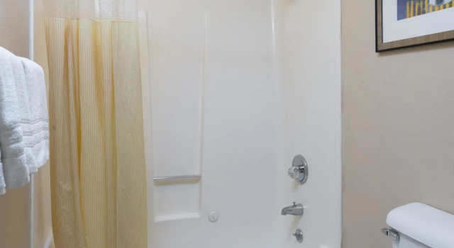 Четырёхместный номер Standard Days Inn by Wyndham Pinole Berkeley
