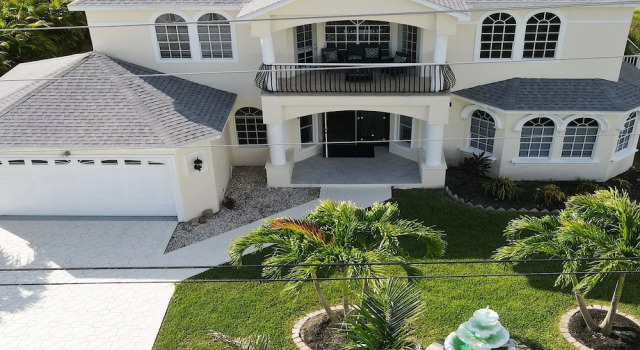 Вилла Golden Globe - Luxury on the Canal With Pool spa