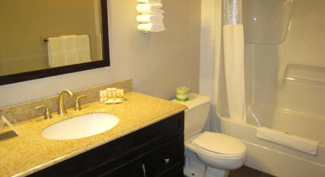 Quadruple suite Days Inn by Wyndham Golden