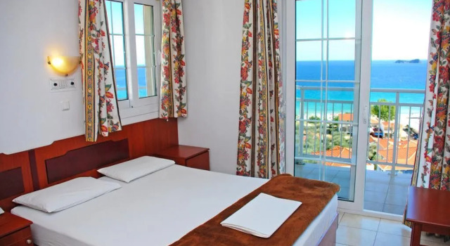 Hotel Emerald, Забронировать Отель Отели Хриси-Амудия с бассейном, рядом с Пляж Голден Бич, Бассейн