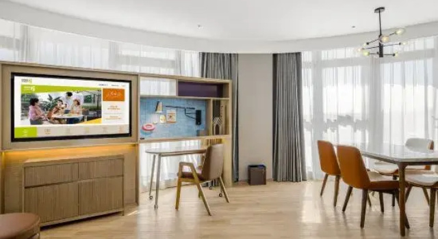 Двухместный люкс с балконом и с видом на озеро Home2 Suites by Hilton Shaoguan Wengyuan