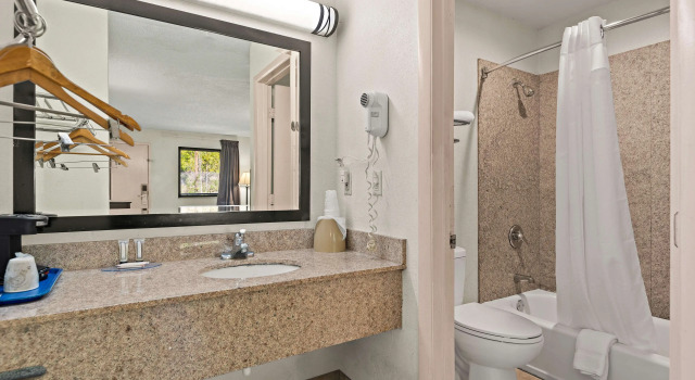 Четырёхместный номер Standard Americas Best Value Inn Laurel