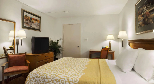 Двухместный номер Standard Days Inn Alexandria by Wyndham