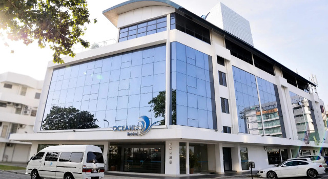 Кровать в общем номере Oceania Hotel