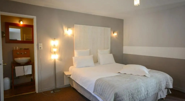 Двухместный номер Standard Logis Hôtel Restaurant lAuberge Normande