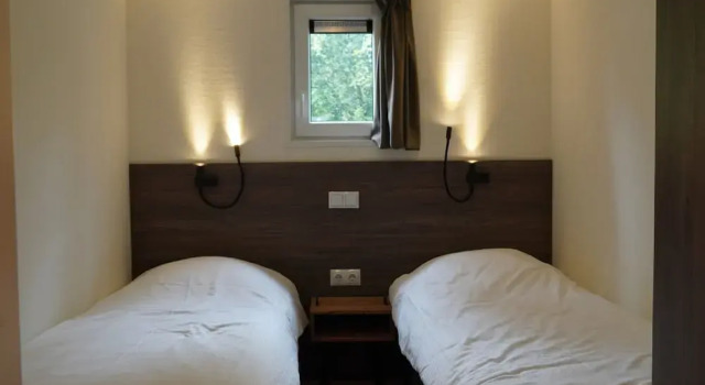 Beautiful Chalet With a Fireplace in a Wooded Area, Book Chalet Hoteller i Hoenderloo med parkering, Parkering