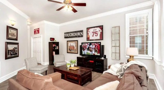 Condo Off Dickson - Walk to Dickson, Varaa Hotelli Fayetteville 
