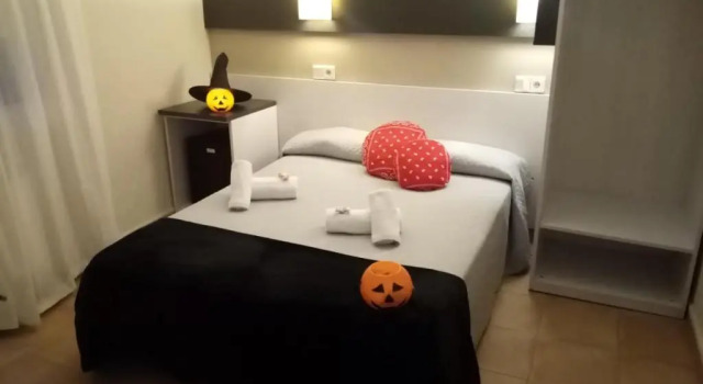 Hostal Termes, Забронировать Хостел Хостелы Ситжес, рядом с La Bassa Rodona Beach, Хостел
