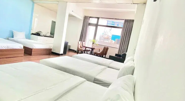Кровать в общем номере Bros Citihouse Hotel