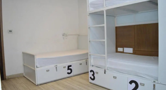 Кровать в общем номере (мужской номер) Hotel Hari Piorko Grand - 2 Min from New Delhi Railway Station