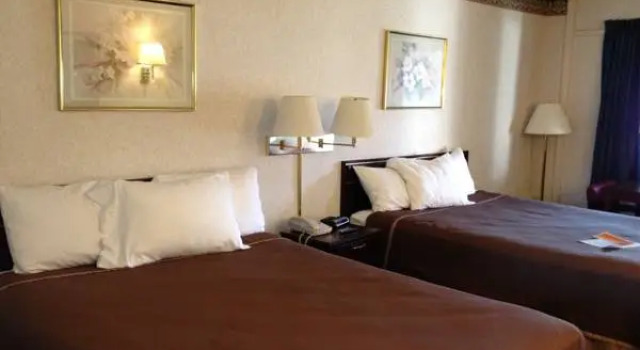 Кровать в общем номере Travelodge by Wyndham Bellmawr