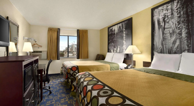 Четырёхместный номер Standard Super 8 by Wyndham Carlsbad