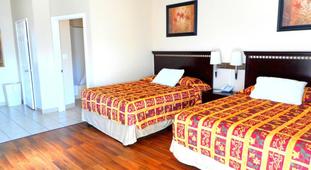 Четырёхместный номер Standard Crossroads Inn & Suites