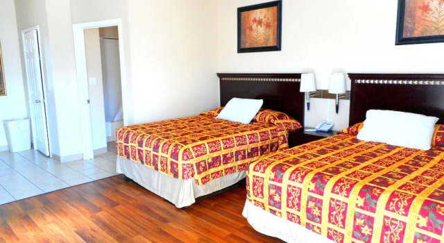 Четырёхместный номер Standard Crossroads Inn & Suites