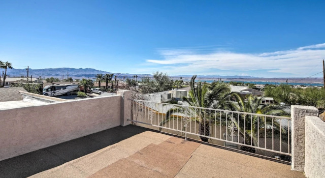 Modern Lake Havasu Retreat: Lake & Mountain Views!, Забронировать Отель Лейк-Хавасу-Сити штат Аризона