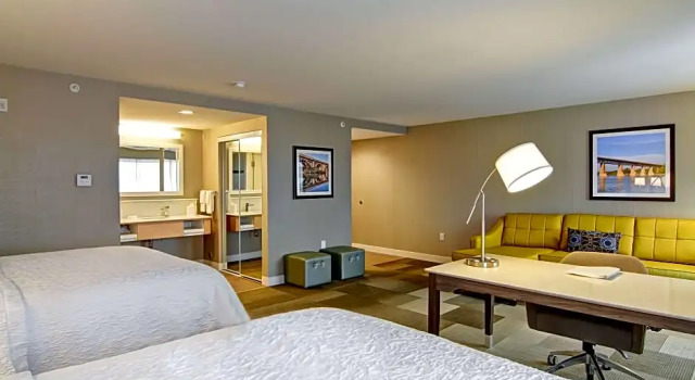 Четырёхместный люкс Hampton Inn & Suites by Hilton Saskatoon Airport