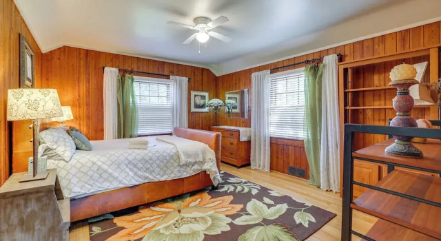 Unwind Fireside & Walk to Dtwn! Tyron Retreat