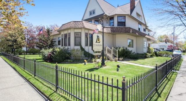 The Lamplighter Bed & Breakfast of Ludington, Забронировать Отель «постель и завтрак» Ладингтон штат Мичиган