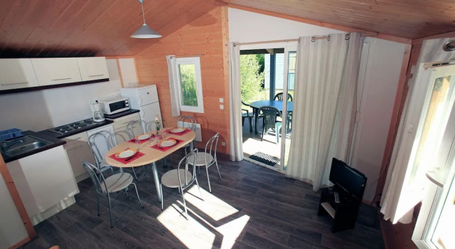 Comfortable Chalet With a Porch Near the Atlantic Coast, Rezerwuj Chalet Hotele w Charente-Maritime z basenem, Basen