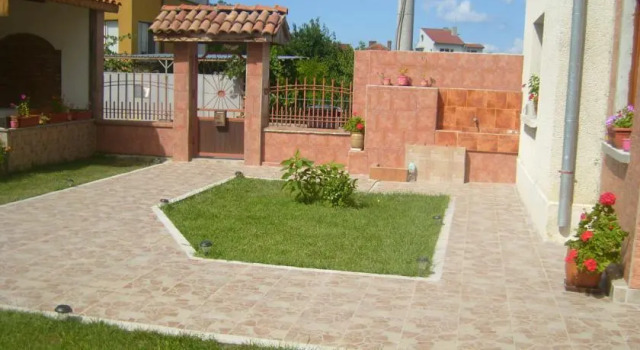 Sotirovi Guest House, Забронировать Гостевой дом Отели Черноморца с парковкой, Парковка