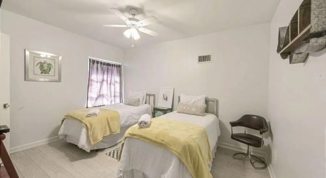 Tropical Escape 4 BR with pool sleeps 14, Забронировать Отель Отели Форт-Лодердейл с парковкой, Парковка