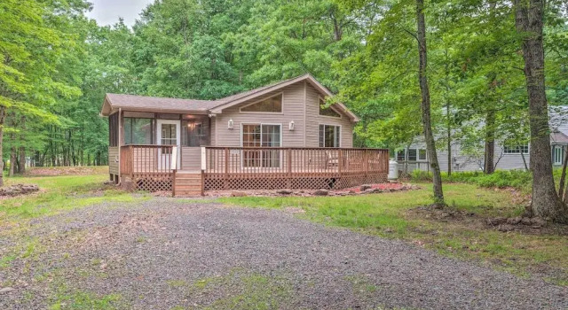 Pet-friendly Poconos Home w/ Grill: 1 Mile to Lake, Buchen Sie Hotel Albrightsville 