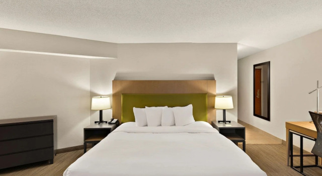 Двухместный люкс с балконом Country Inn & Suites by Radisson, Jonesborough-Johnson City West, TN