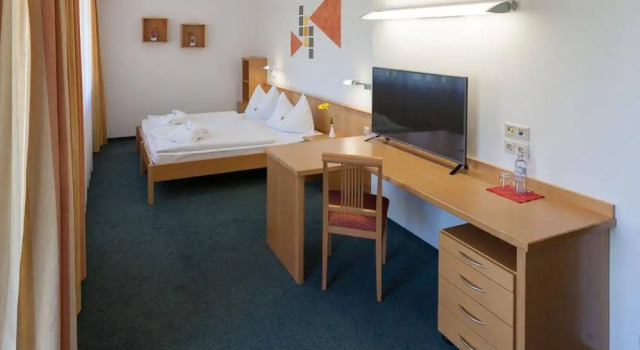 Seminar-Park-Hotel Hirschwang, Book Hotel Hotels in Neunkirchen with Parking, Parking